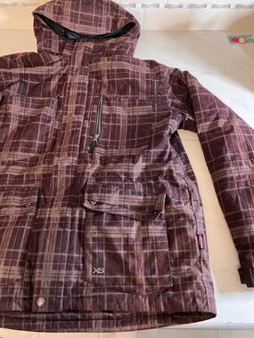 Ripzone Ski & Snowboard Jacket in Burgundy Plaid. Zip up. Lined / warm!. EUC